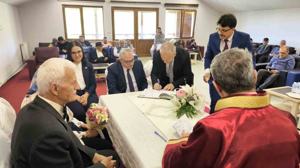 Nazım Kartal e Gülfidan Türk, che sono entrati nella casa del mondo alla casa di riposo