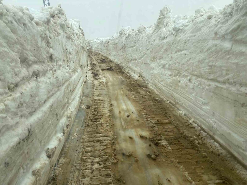 Nel Valle Doski di Yüksekova, Hakkari, continuano i lavori di lotta contro la neve