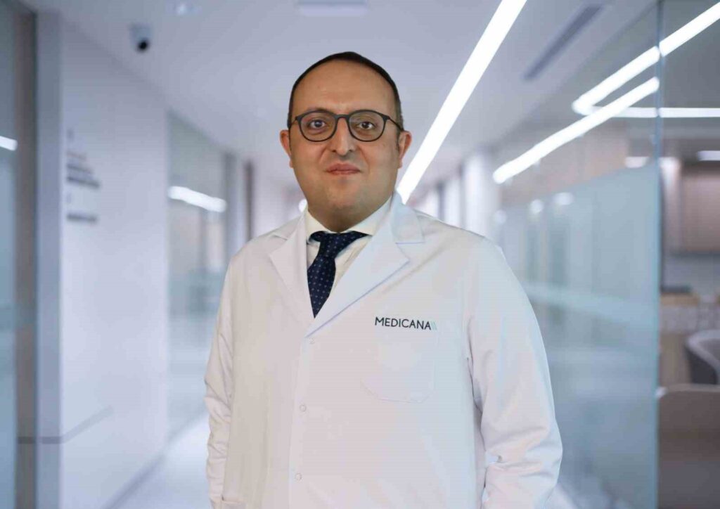 Il grasso nel fegato è una condizione comune che può portare a problemi di salute più gravi. Il fegato svolge un ruolo essenziale nel metabolismo dei grassi e nell’eliminazione delle tossine dal corpo. Quando troppo grasso si accumula nel fegato, si verifica la condizione nota come steatosi epatica