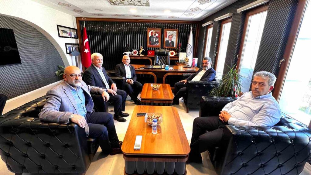 Kayseri Büyükşehir Belediye Başkanı, İtalya’daki kardeş şehir ziyaretinde bulunarak dayanışma mesajı iletti. Bu ziyaret kapsamında iki şehir arasında işbirliğinin artırılması konusunda mutabakata varıldı. İki şehir arasındaki ilişkilerin daha da güçlenerek devam etmesi beklenmektedir. Bu ziyaret, Ka