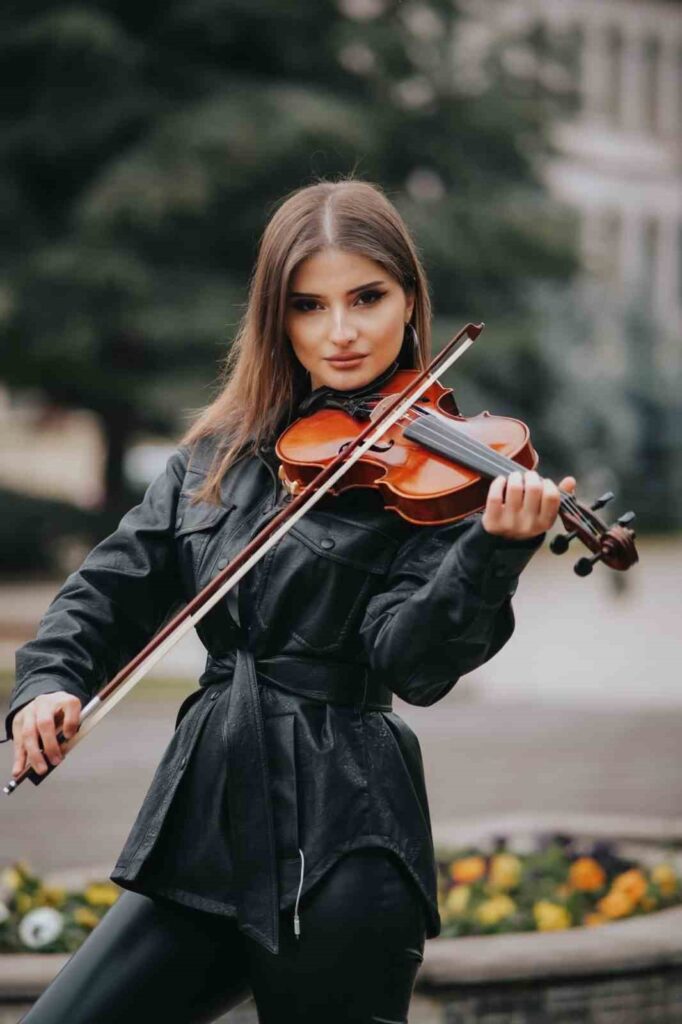 Merve Ay: Presenta Kastamonu con il suo violino