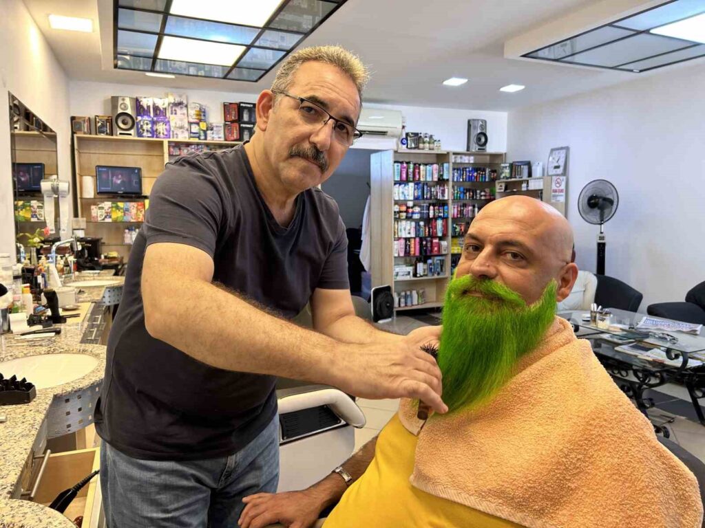 Commerciante che attira l’attenzione con la sua barba colorata: Resul Yardımcı