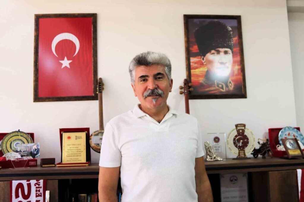 Il 15 luglio, è stato ferito da un colpo sparato da un veicolo blindato ad Ankara.