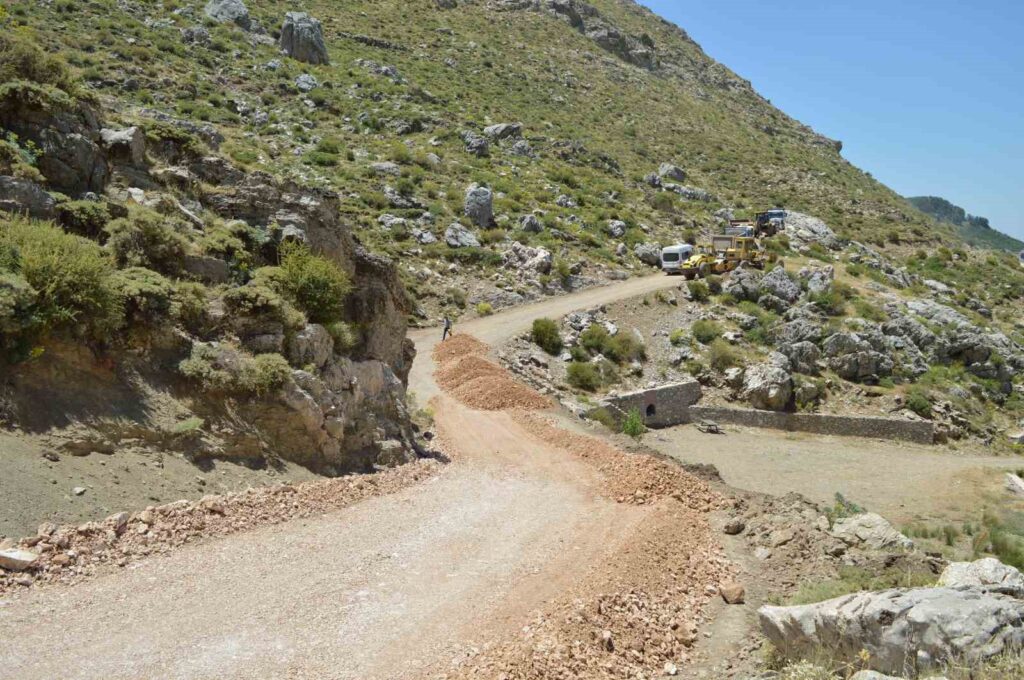 Il Comune Metropolitano di Antalya sta rinnovando la strada per il villaggio di Senir