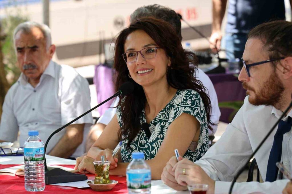 Il sindaco di Menteşe, Gonca Köksal, si è incontrato con i cittadini nel quartiere di Yerkesik.