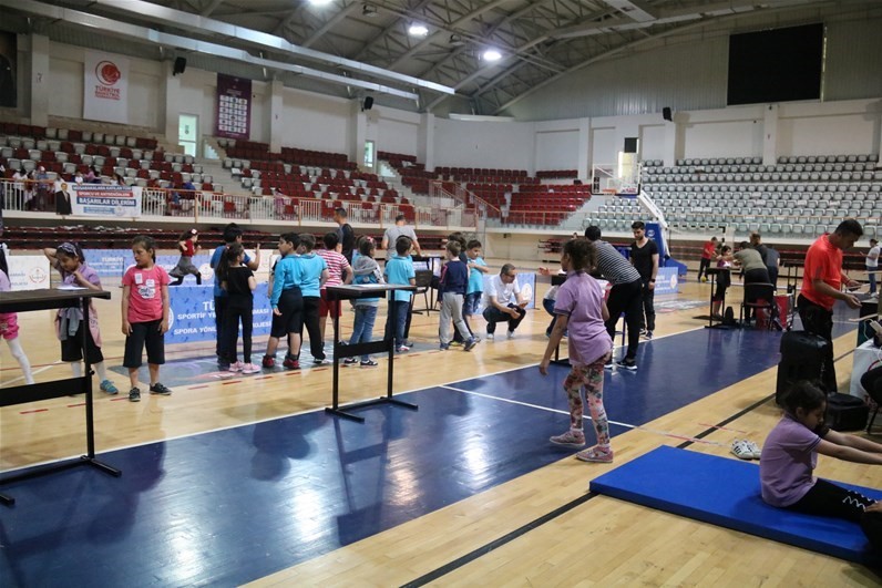 A Yalova si scoprono giovani talenti e si preparano per le Olimpiadi.