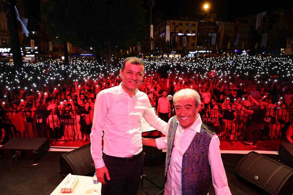 La gioia della Festa della Vittoria del 30 agosto a Denizli e il concerto di Edip Akbayram
