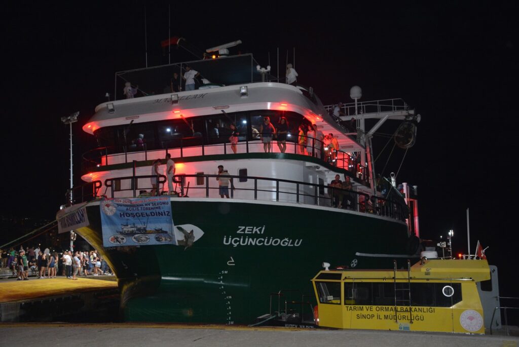 I pescatori di Sinop hanno aperto la stagione di pesca.