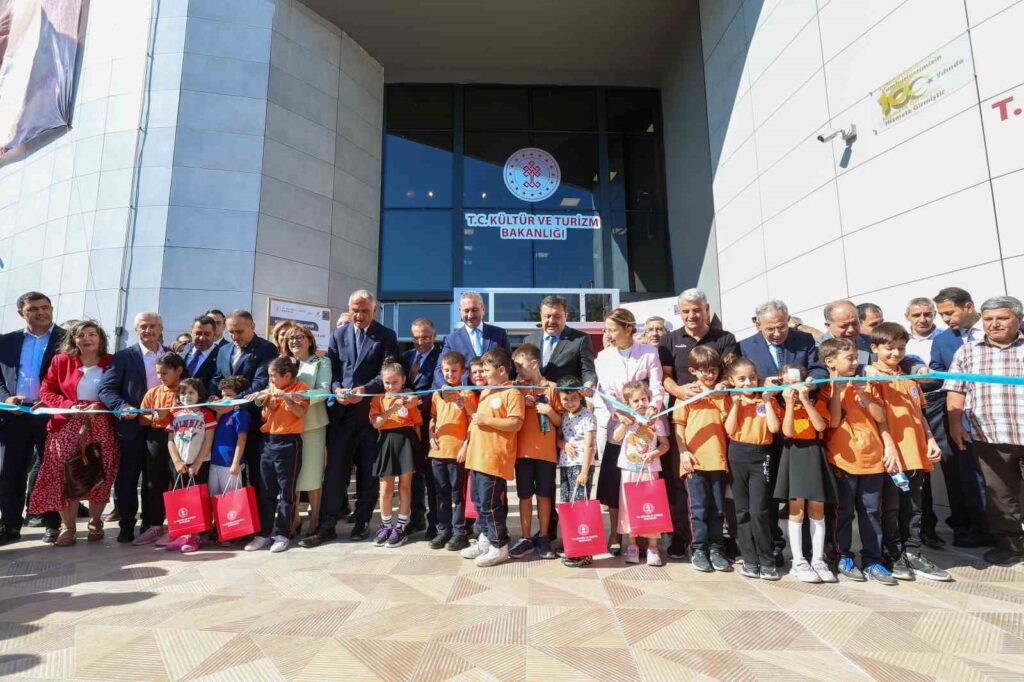 Il Ministro della Cultura e del Turismo Ersoy ha inaugurato la nuova biblioteca a Gaziantep.