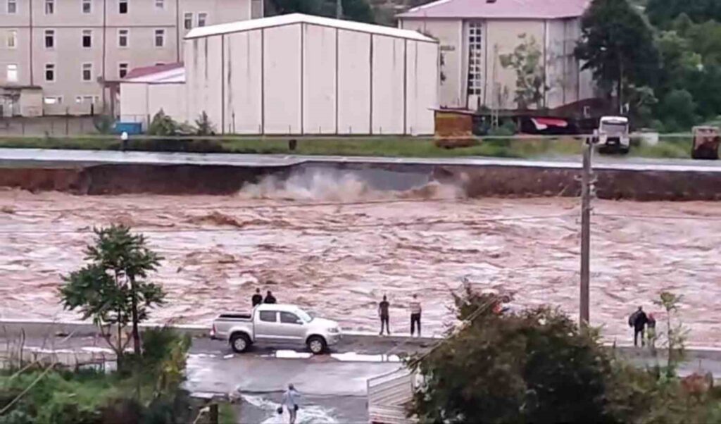 Rischio di frane ad Artvin e avvertimenti delle autorità
