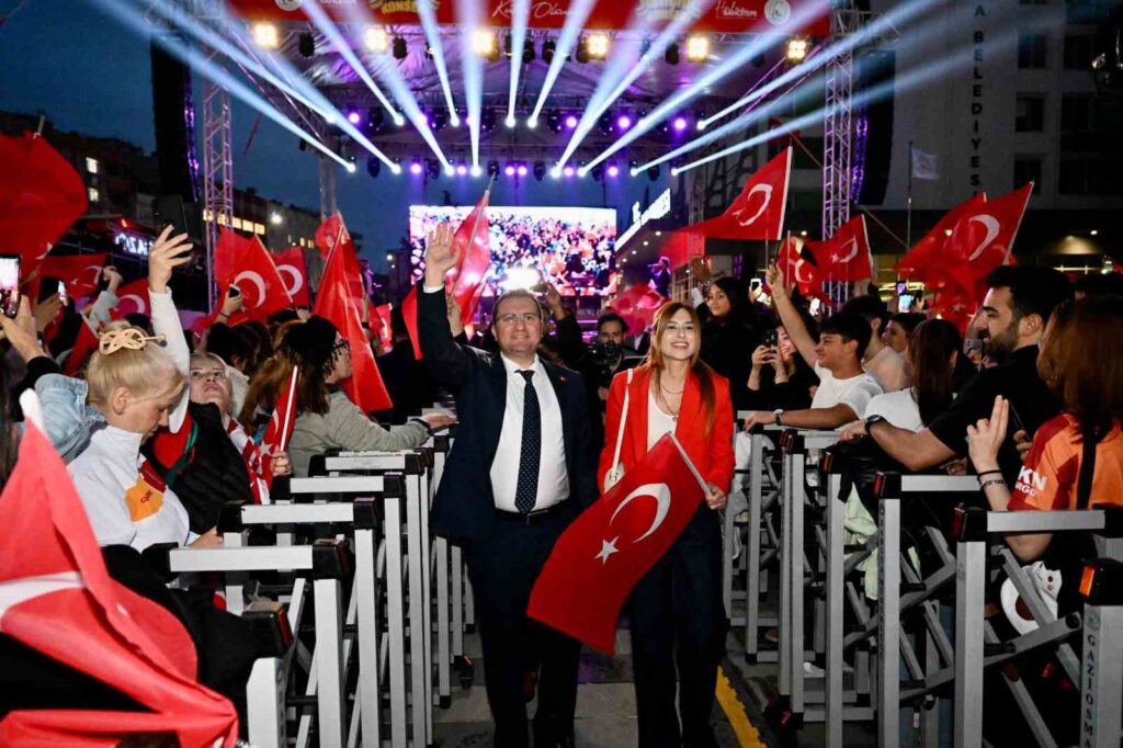 19 May Youth and Sports Day, commemorating Atatürk, was celebrated in Gaziosmanpaşa with a concert by Emre Aydın