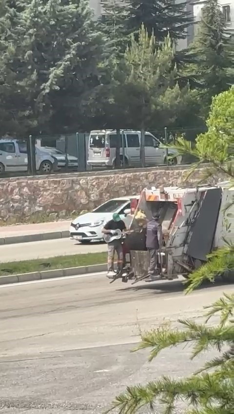 A Cleaner’s Guitar Performance in Elazığ
