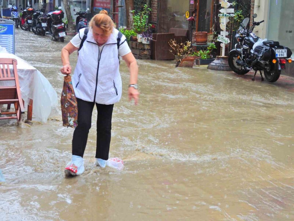 Heavy Rain Turns Roads into Lakes in Erdek