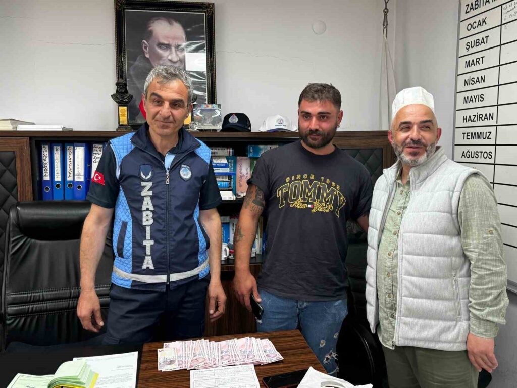 Imam Memet Zeytin Delivered the Found Money to its Owner