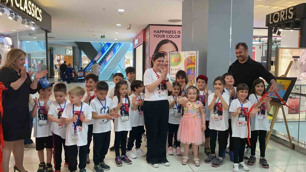 Mini Artist Sümeyye Çalım Gained Great Appreciation with Her Exhibition in Bursa