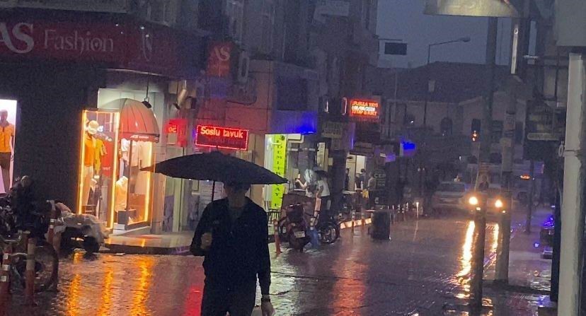 Sudden Heavy Rainfall in Elazig Left Citizens in a Difficult Situation