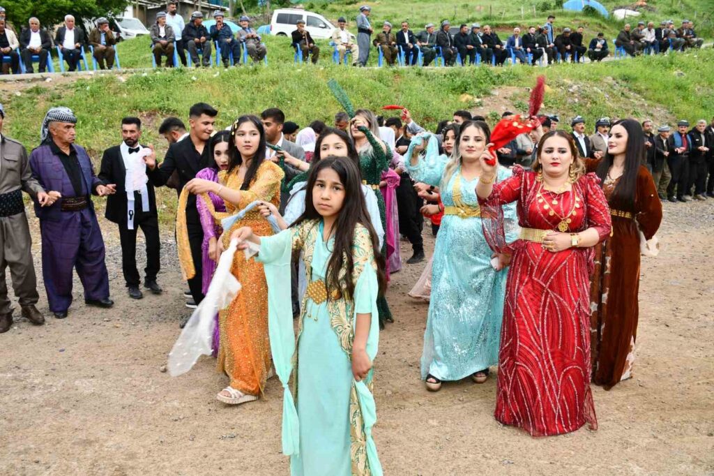Tea seller Nizam Enç performed an unforgettable show at his wedding