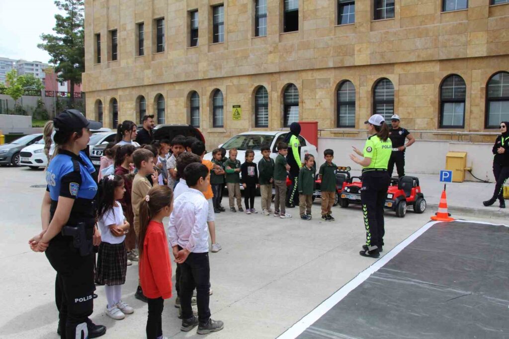 The Traffic Branch Teams of Şırnak Provincial Security Directorate provided Traffic Education to Students.