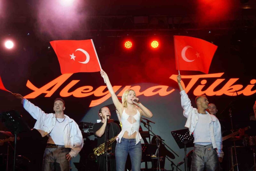 Thousands of people watched Aleyna Tilki in Bilecik