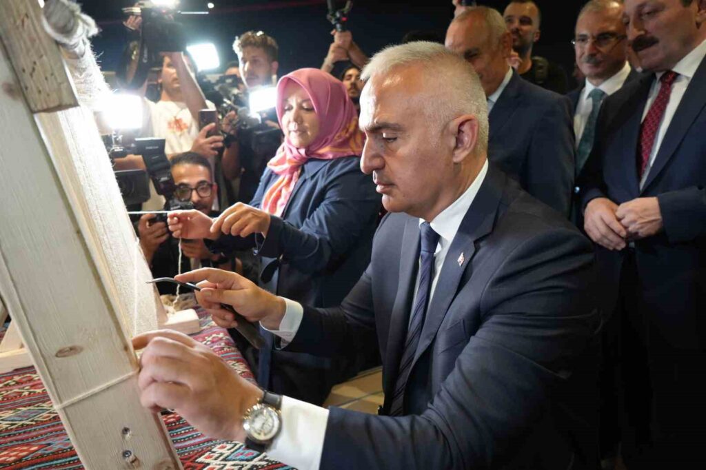155 thousand people will knit stitch by stitch, Minister Ersoy cast the first stitch