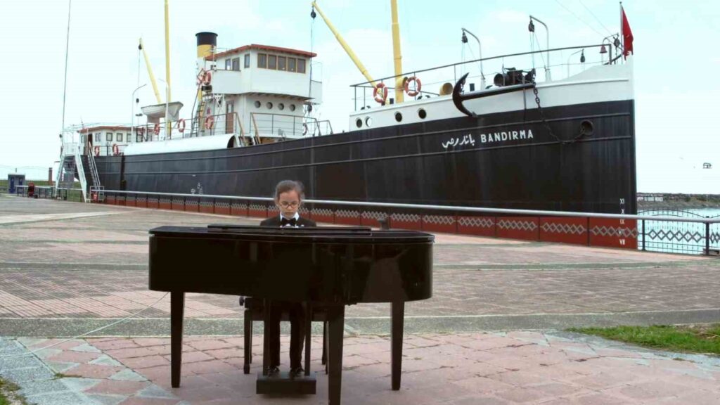 8-year-old pianist plays the ‘Turkish March’ in front of the Bandırma Ferry Museum