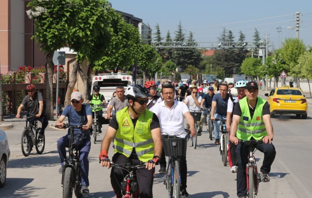 A bicycle tour was organized with the theme ‘A Car-Free Day for Clean Air’