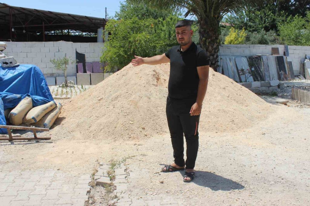 A family whose house was destroyed in the earthquake was defrauded of 400,000 TL while dreaming of a warm home