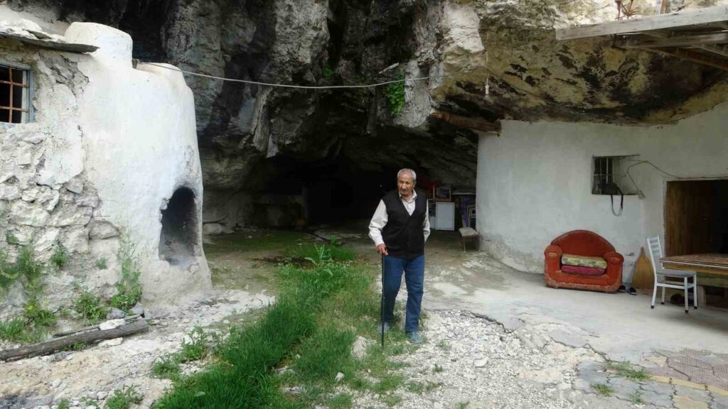 Cave houses at an altitude of 1,700 meters draw attention