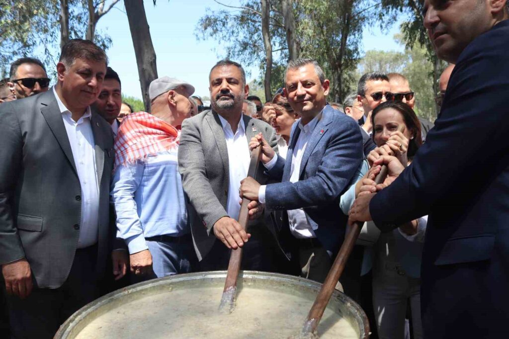CHP leader Kemal Kılıçdaroğlu cooked keşkek with the people of Kula