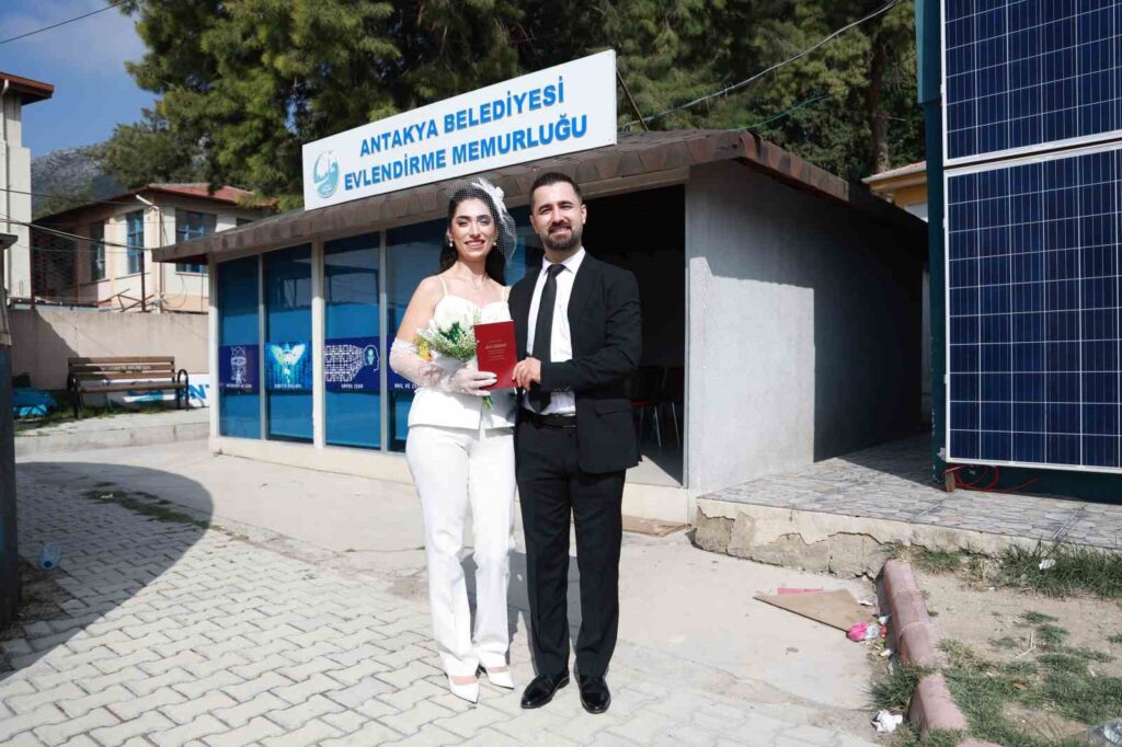 Couples took advantage of the 9-day holiday break and rushed to the marriage bureaus