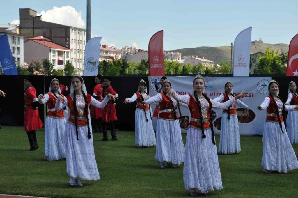 In Kars, the folk dance wind blew