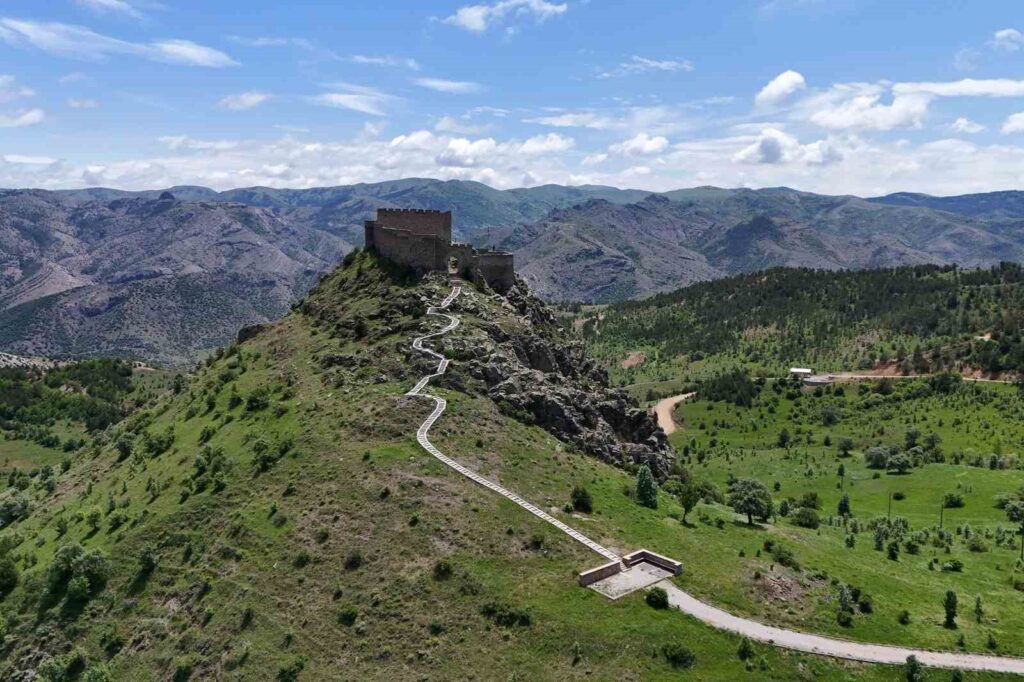 Kov Castle in Gümüşhane challenges history with its grandeur