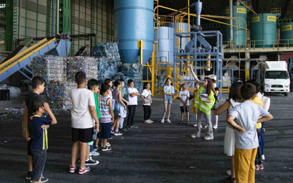 The children observed the sorting and separation of waste on site