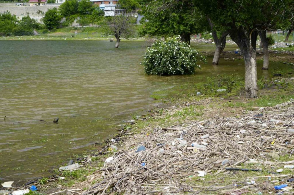The neighborhood in Gümüşhane cannot seem to get rid of its problem with garbage