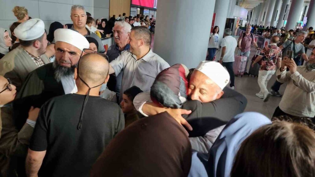 The pilgrims who completed the Hajj pilgrimage returned home from the holy lands