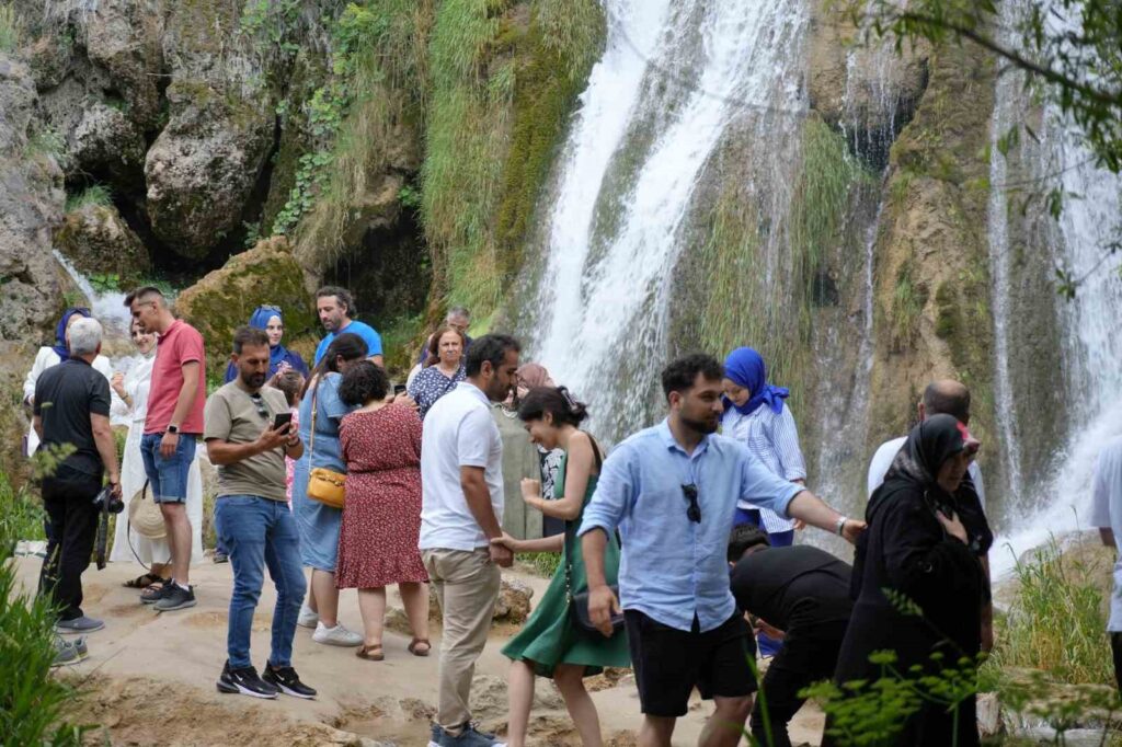 Those who are fed up with the heat are cooling off at Girlevik Waterfall