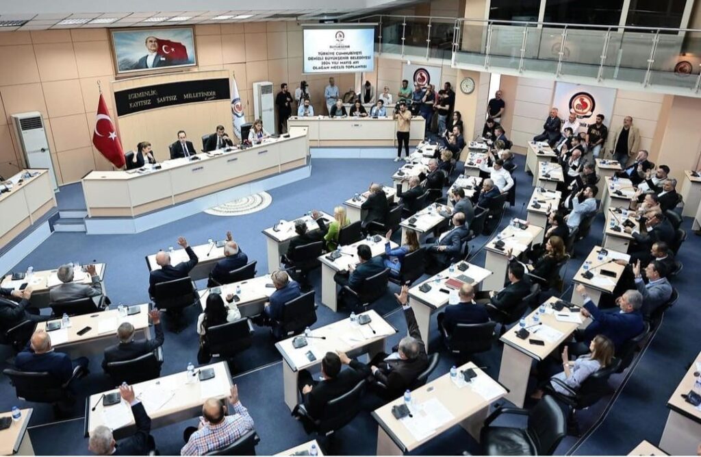 When a member of the AK Party resigned, the number of seats of the CHP in the parliament increased