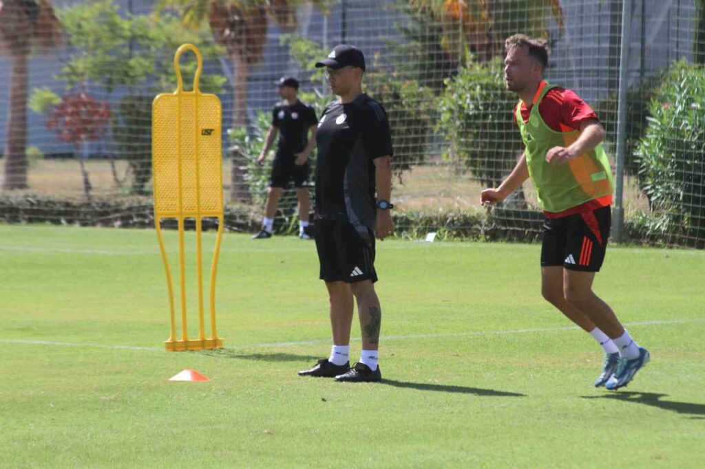Alex de Souza had his first training session with Antalyaspor.