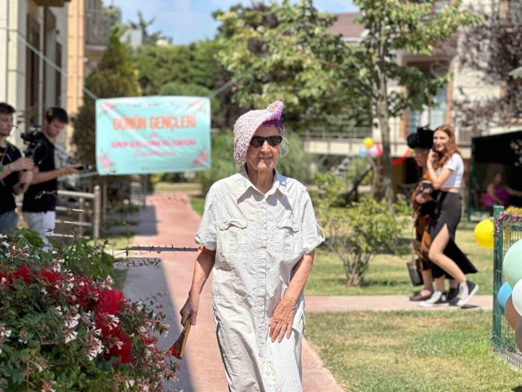 Elderly residents in the nursing home took part in the ‘Republic Era Hats Fashion Show’.