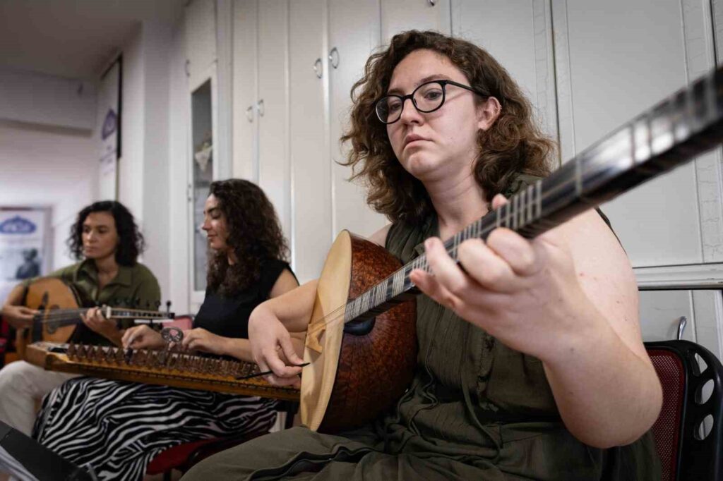 Female musicians from Izmir adapted classical Turkish music to the present day.