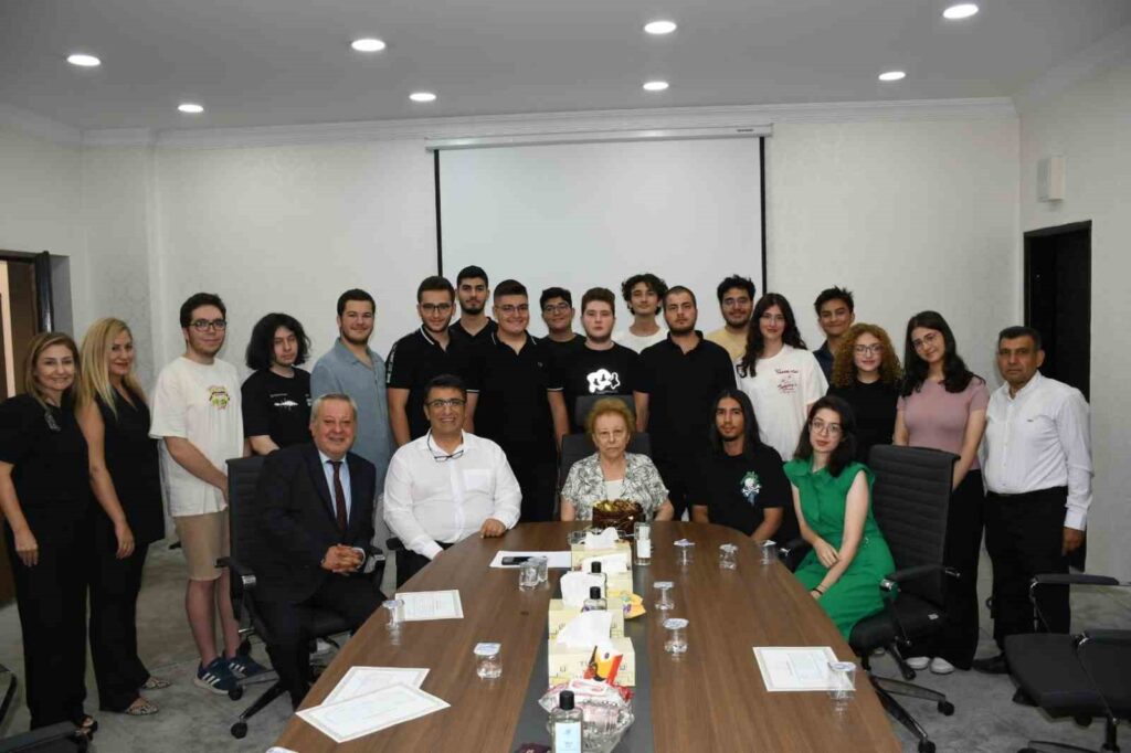 Nüket Ersoy hosted the YKS champions.