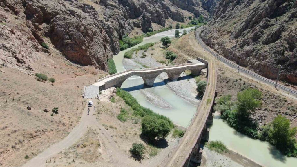 The 8-century-old Kız Bridge offers its visitors a unique view.