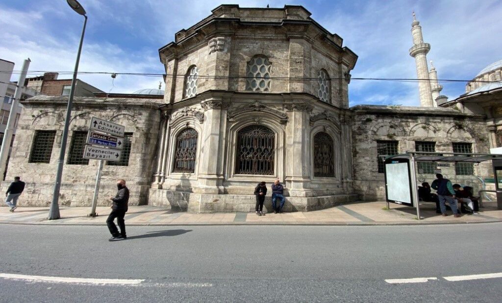 The restoration of the tombs of Sultan Mustafa III and Sultan Selim III has been completed.
