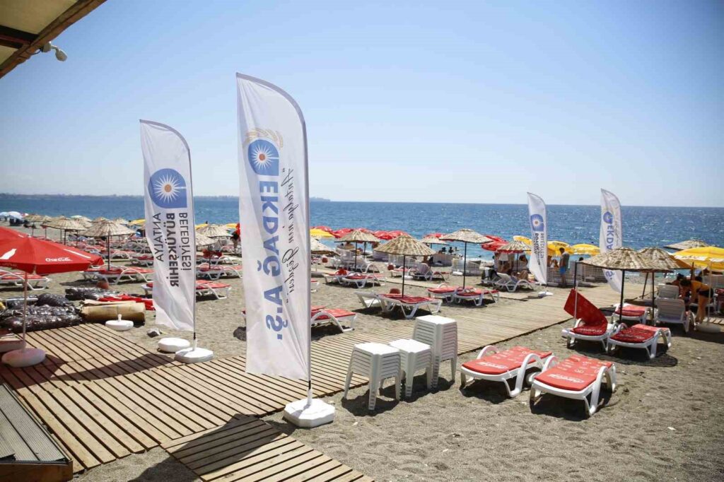 The second public beach of the metropolitan municipality at Konyaaltı Beach is now open.