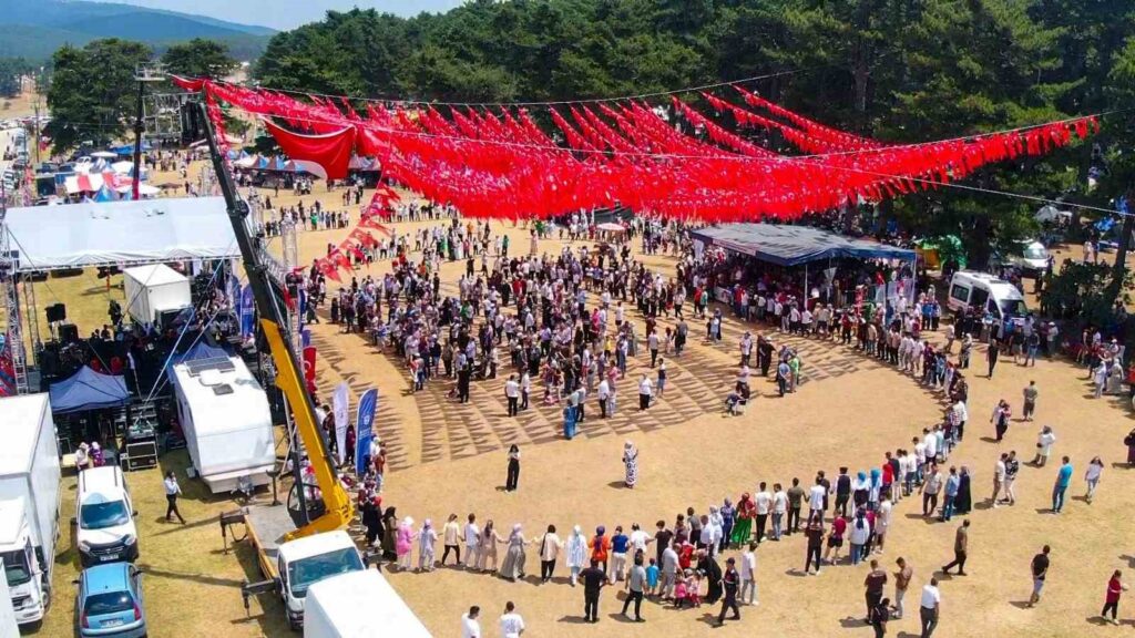Thousands of people from the Black Sea region gathered in Kocayayla and danced the horon simultaneously.