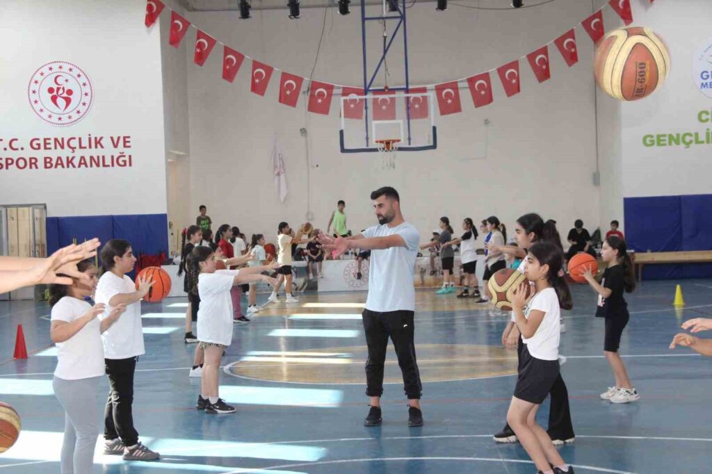 In Cizre, young people are spending their summer vacation at the Youth Center.