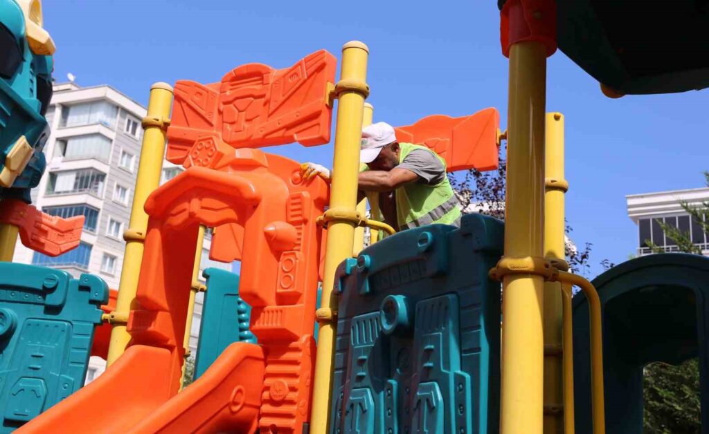 In İlkadım, parks are being cleaned and repaired.