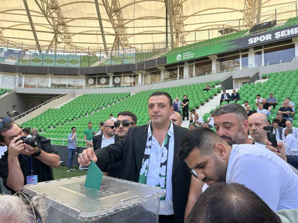 Sakaryaspor Club President İn announced his resignation from his position.
