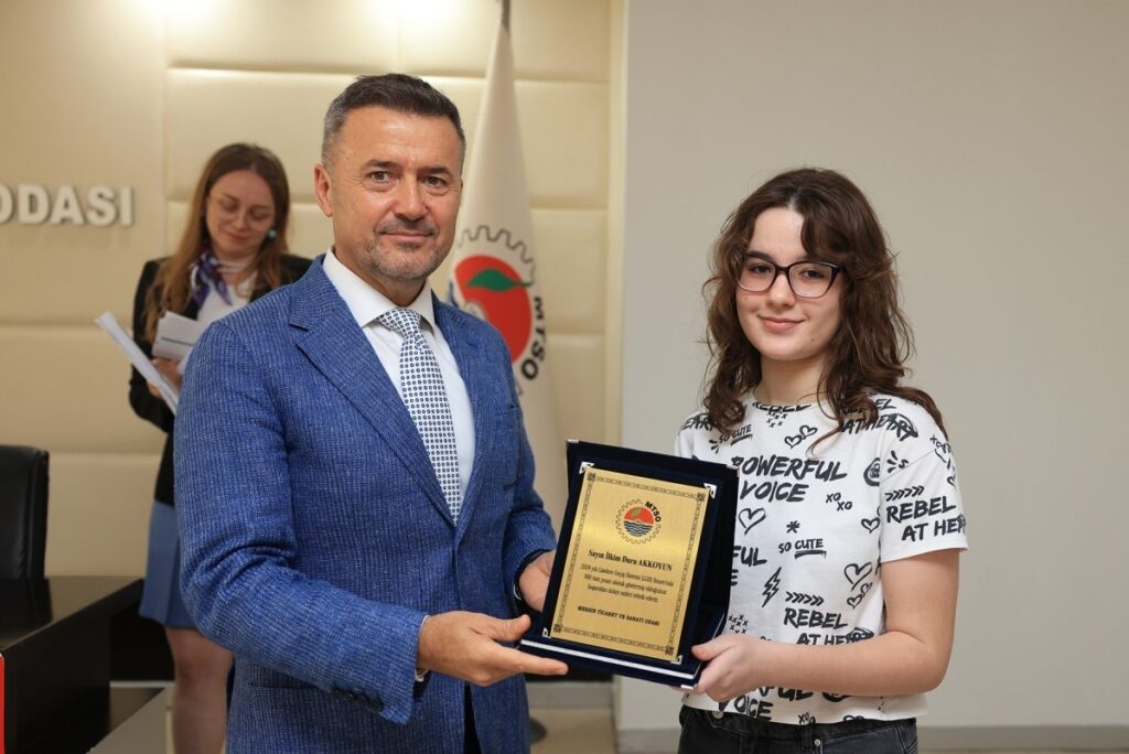 Students who ranked in the high school and university entrance exams were awarded.