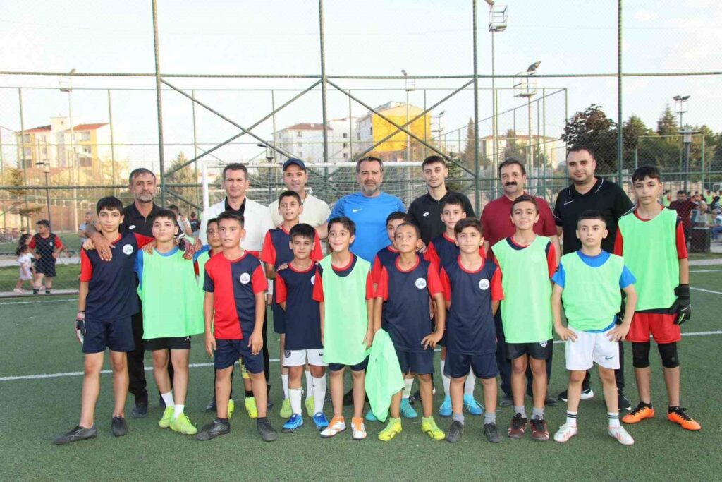 The children welcomed President Şerifoğulları with slogans of “Great President”.